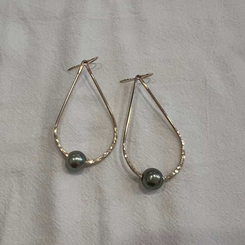 Teardrop 1/2 Hammered w/Tahitian Pearl