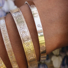 Hie Hawaii: Signature with Diamonds